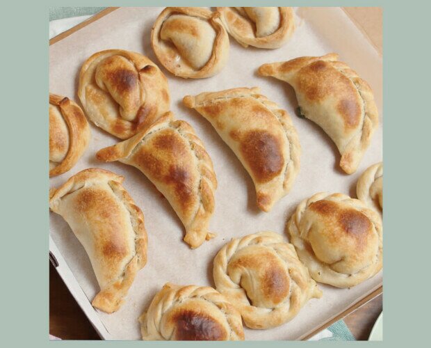 12 empanadas argentinas. Disfruta de una deliciosa docena de empanadas argentinas variadas, todas 100% caseras