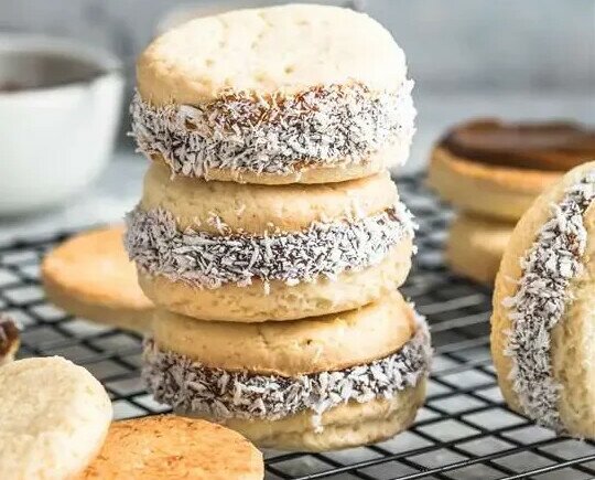 Alfajor de maicena. Delicada galleta de maicena, rellena con el más exquisito dulce de leche