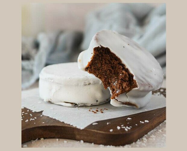 Alfajores de chocolate blanco. Galleta con sabor a cacao, impregnada con el aroma de la naranja